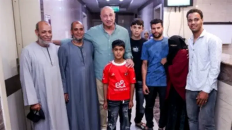 الخطيب يزور مشجع الأهلي المصاب للمرة الثانية ويطمئن على صحته