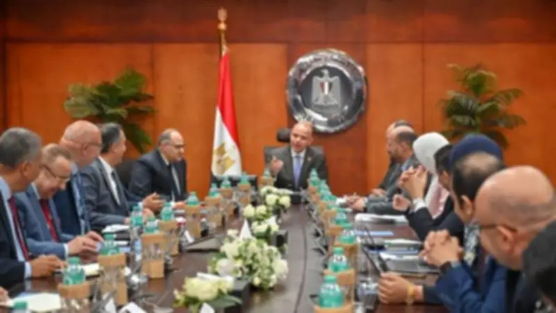 وزير الاستثمار يبحث زيادة صادرات المنتجات البيطرية وإضافات الأعلاف