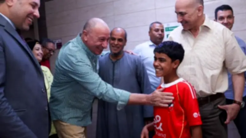 الخطيب يطمئن على مشجع أهلاوي مصاب ويحدد موعد تجمع الفريق