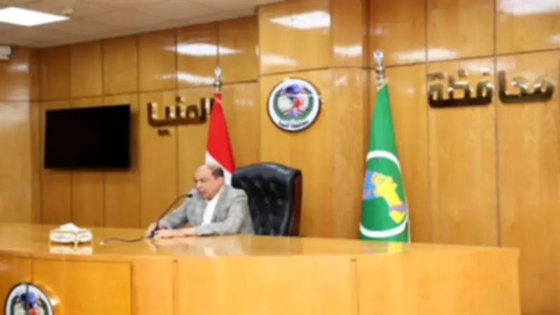 محافظ المنيا يبحث مع تجار بني مزار تشغيل السوق الحضاري الجديد