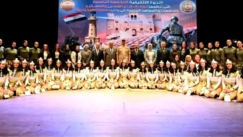 الرئيس السيسي يشيد بجهود الدولة ومؤسساتها في مواجهة الأزمات المتتالية