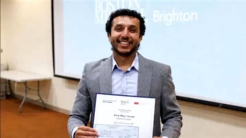 طبيب مصري يحصد المركز الأول في يوم الأبحاث بمستشفى بوسطن