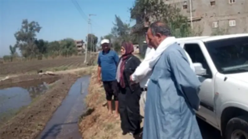 رئيس مركز نبروه تتابع ميدانيا إنشاء ثلاجة لحفظ الخضراوات والفاكهة