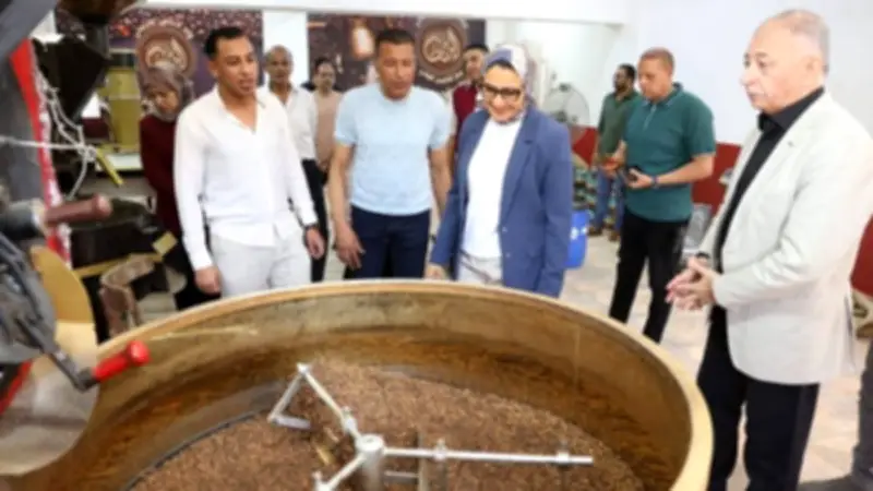 محافظ الوادي الجديد تتفقد مركز التكوين المهني بالخارجة وتشيد بمنتجاته