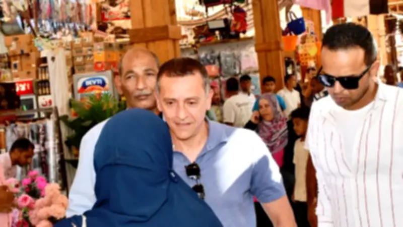 محافظ أسوان يوجه بغلق وتشميع المحلات المخالفة بالسوق السياحي والأسواق الجانبية