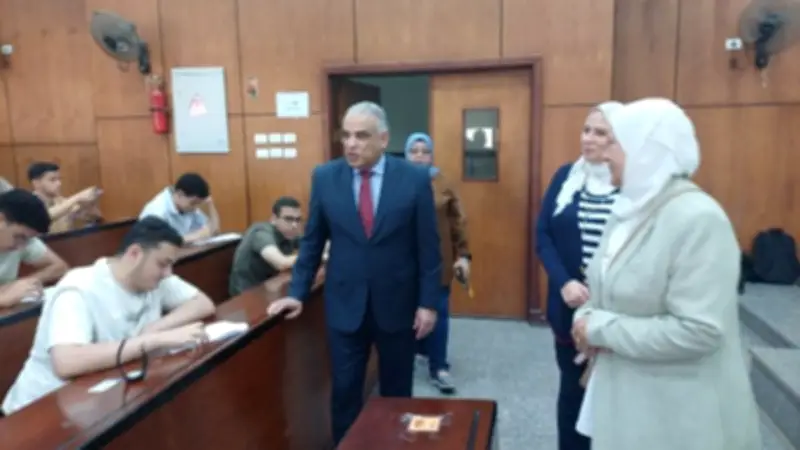 رئيس جامعة طنطا يتفقد امتحانات الفصل الثاني بكليتي الطب وطب الأسنان