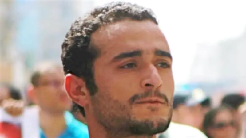 الحكم على الناشط أحمد دومة بتهمة نشر أخبار كاذبة بعد قليل