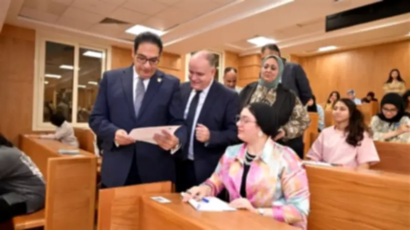رئيس جامعة القاهرة يتفقد امتحانات الفصل الدراسي الثاني بالفرع الدولي والأهلية