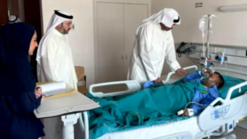 وزير الدفاع الكويتي يزور مصابي استهداف المنشآت المدنية