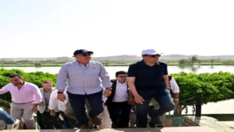 وزير الري ومحافظ المنيا يتفقدان أعمال تطهير النيل وترعة الإبراهيمية