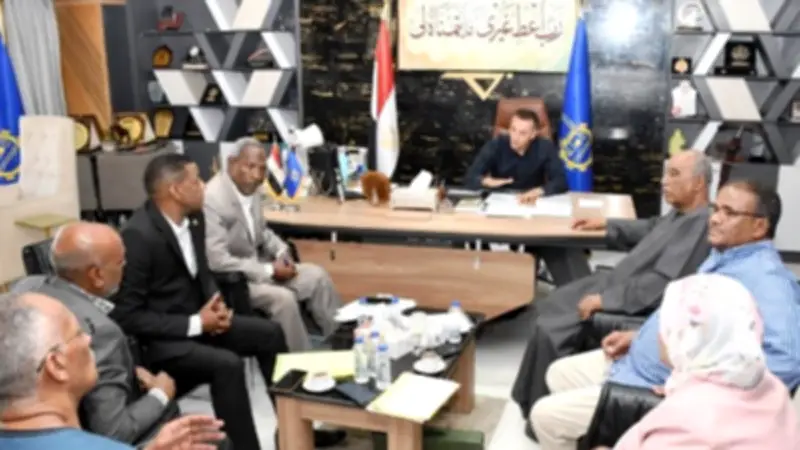 محافظ أسوان يلتقي نواب البرلمان لمتابعة المطالب الجماهيرية