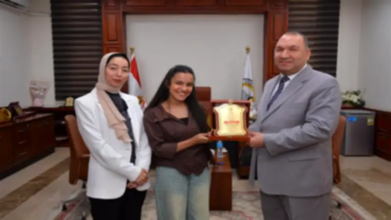جامعة أسيوط الأهلية تكرم طالبتين متميزتين في المسرح والإبداع