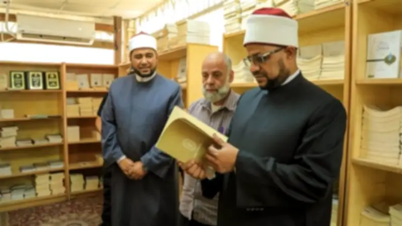 أمين البحوث الإسلامية يتفقد منافذ مطبوعات الأزهر ويؤكد تطوير الخدمات