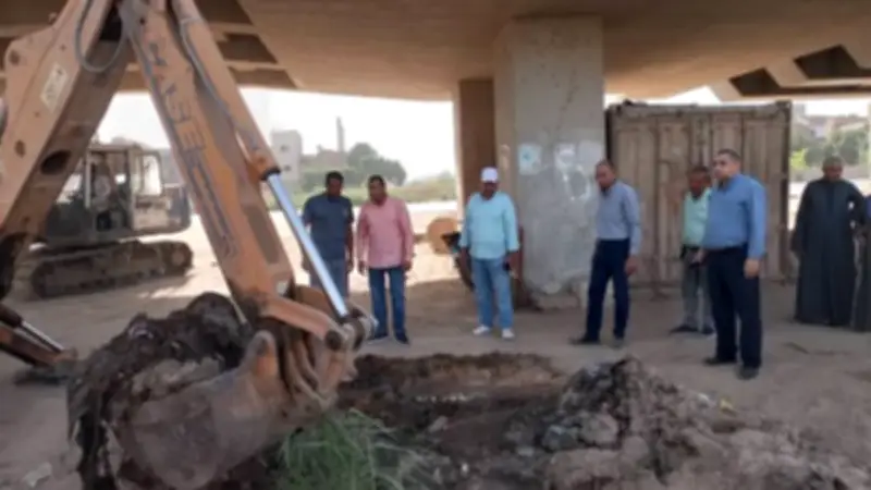 انفجار خط مياه الشرب المغذي لقرية أطسا المحطة بسمالوط في المنيا وبدء إصلاحه