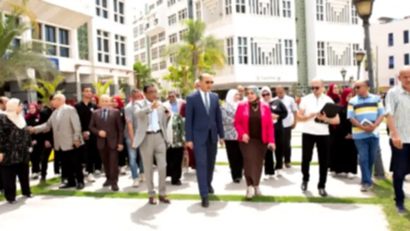 رئيس جامعة دمنهور يتابع أعمال تطوير المساحات الخضراء بالمجمع النظري
