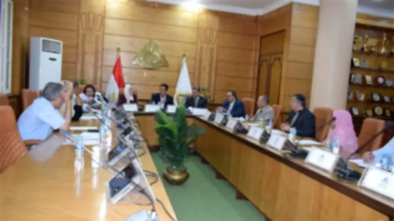 رئيس جامعة بنها يترأس اجتماع لجنة المنشآت ويستعرض مشروعات الطاقة الشمسية