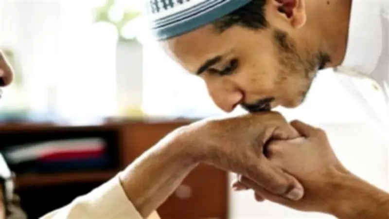 أمين الفتوى يوضح حكم تقبيل يد الوالدين وكبار السن