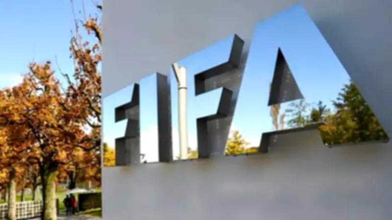 أزمة القيد تتفاقم.. فيفا يفرض إيقافاً جديداً على الزمالك بسبب مساعد فيريرا