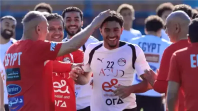 لاعبو المنتخب المصري يحتفلون بعمر مرموش العريس في أمريكا