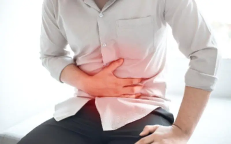 لماذا تشعر بألم المعدة عند الاستيقاظ في الحر؟ الأسباب والحلول