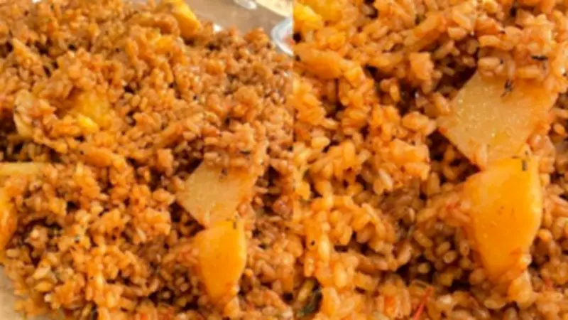 طريقة عمل الأرز بالبطاطس والطماطم: وجبة متكاملة واقتصادية