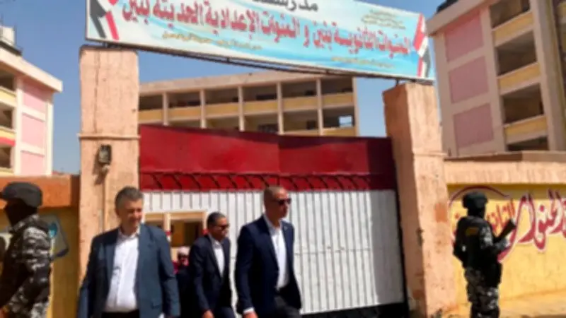 محافظ الجيزة يتفقد امتحانات الإعدادية في أبو النمرس ويطمئن على سير العملية الامتحانية