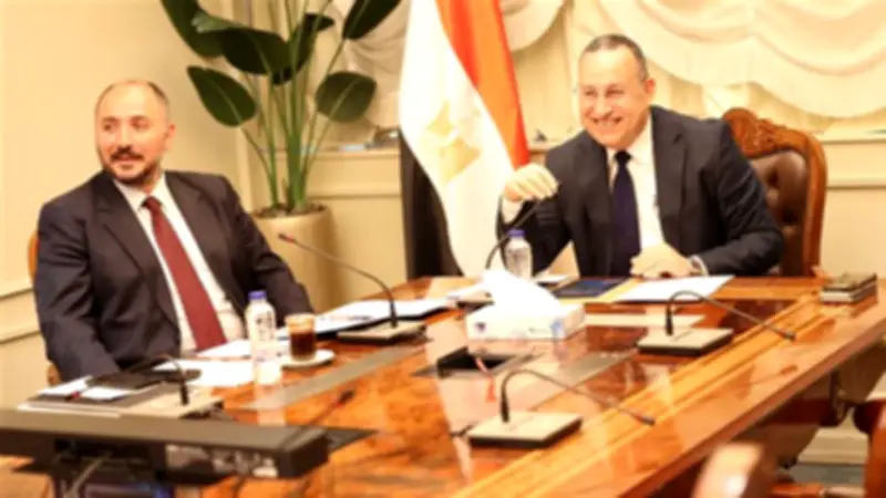 وزير التعليم العالي يبحث تكثيف القوافل المتكاملة داخل مصر وخارجها
