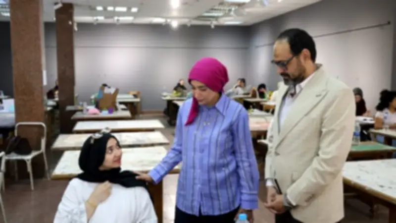 رئيس جامعة الأقصر تتفقد امتحانات كلية الفنون الجميلة وتؤكد توفير الأجواء المناسبة