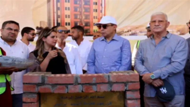 محافظ المنيا يضع حجر أساس مشروع عمارات النخيل السكني بأرض الروبة في مطاي