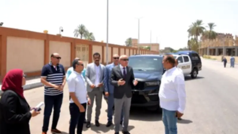 محافظ الأقصر يتفقد الشوارع والأسواق ويوجه بتحسين الخدمات