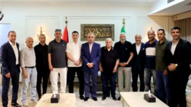 محافظ الإسماعيلية يلتقي قدامى لاعبي الدراويش لدعم النادي