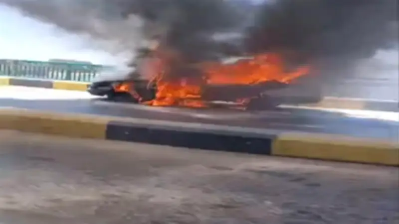 إخماد حريق بسيارة تاكسي أعلى كوبري النيل في المنيا دون إصابات