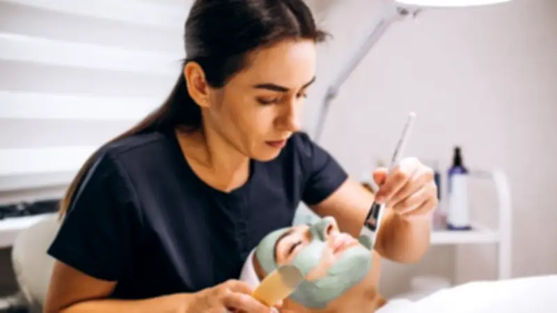 إحالة سيدة أعمال مالك مركز تجميل شهير للجنايات بتهمة التهرب الضريبي