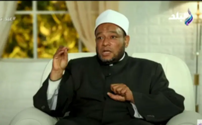 أزهري: تناول الزجاج واللحوم الحية أعمال شيطانية لا علاقة لها بالكرامات