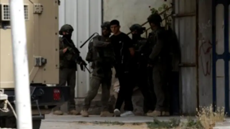 الاحتلال يشن حملة اعتقالات بالضفة ومستوطنون يحرقون أراضٍ فلسطينية