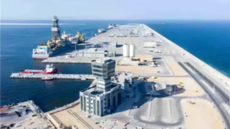 استئناف العمل في ميناء الفحل العماني بعد انفجار أوقف الشحن