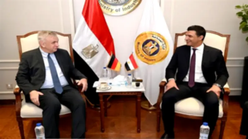 وزير الصناعة يبحث مع السفير الألماني توطين التكنولوجيا ومبادرة شمس الصناعة