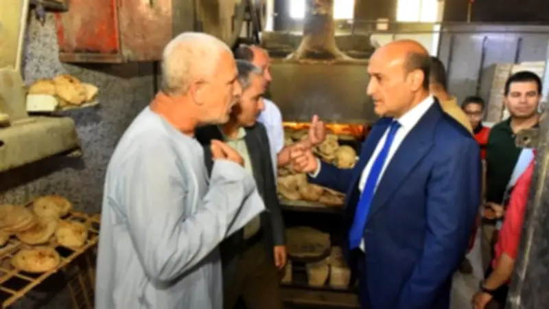 محافظ أسيوط يضبط مخالفة نقص وزن الخبز ويوجه بتوفير سيارة كسح بالمعصرة