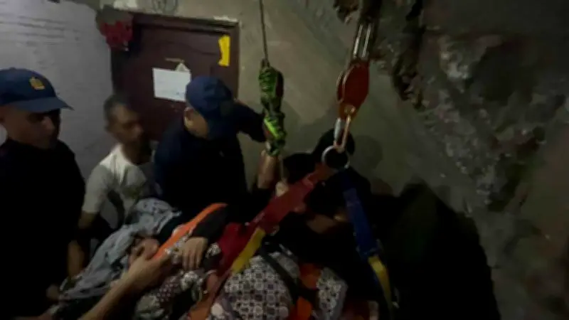 لفتة إنسانية: شرطة الإسكندرية تنقذ سيدة غير قادرة على الحركة