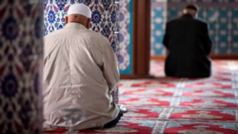هل تُحسب الركعة للمأموم بعد رفع رأس الإمام؟ الإفتاء تجيب