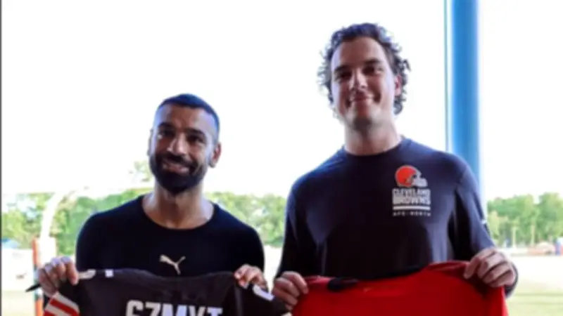 صلاح يتبادل قميص منتخب مصر مع لاعب كليفلاند براونز في لقطة ودية