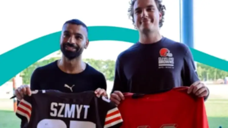 محمد صلاح يتبادل القميص مع نجم كرة القدم الأمريكية أندريه