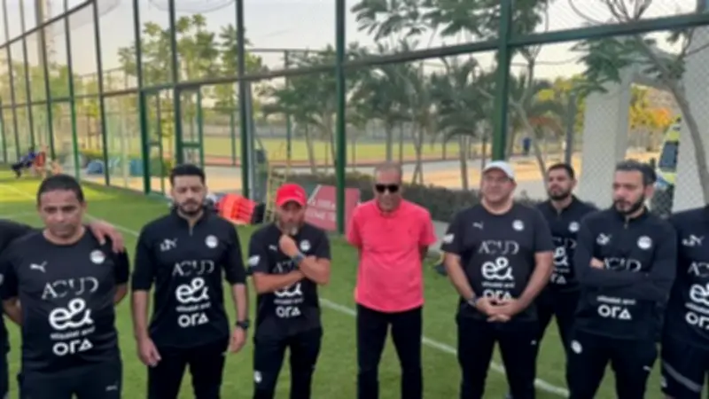 مصطفى عزام يجتمع بمنتخب الشباب ويؤكد دعم المجلس للقب أفريقيا