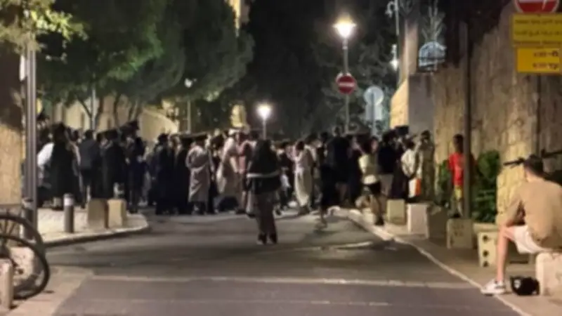 عشرات الحريديم يحاولون اقتحام مركز شرطة في القدس احتجاجاً على اعتقال متظاهرين