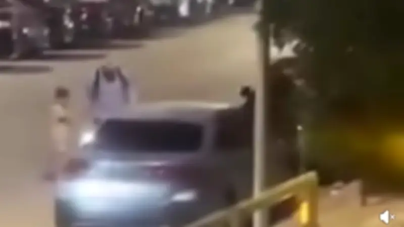 فيديو صادم لفتاة تتعرض للضرب في الشارع وناشطة تطالب بالتحقيق