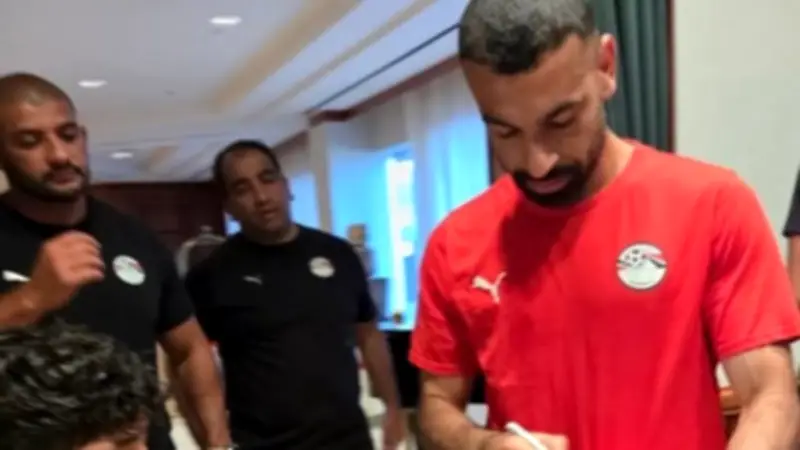 محمد صلاح يلتقي طفلاً فلسطينياً مصاباً ويرسم البسمة على وجهه