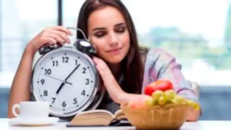 أفضل أطعمة تساعد على النوم الهادئ ليلاً.. الخس والزبادي والموز