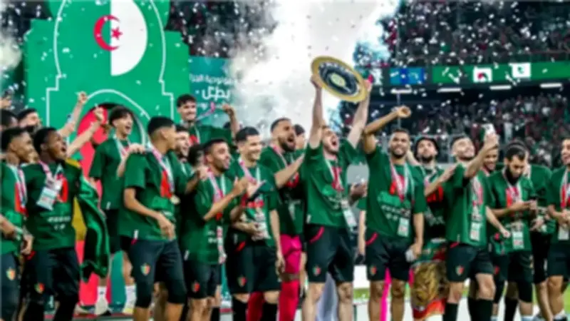 جماهير مولودية الجزائر تحول سماء العاصمة إلى مهرجان ألوان احتفالاً باللقب