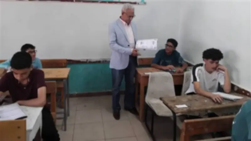 طلاب الإعدادية بالإسماعيلية يؤدون امتحان اللغة العربية وسط إجراءات مشددة