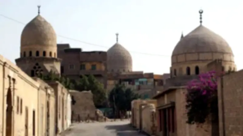 حكم الصلاة في مسجد محاط بالقبور.. علي جمعة يوضح الجواز الشرعي